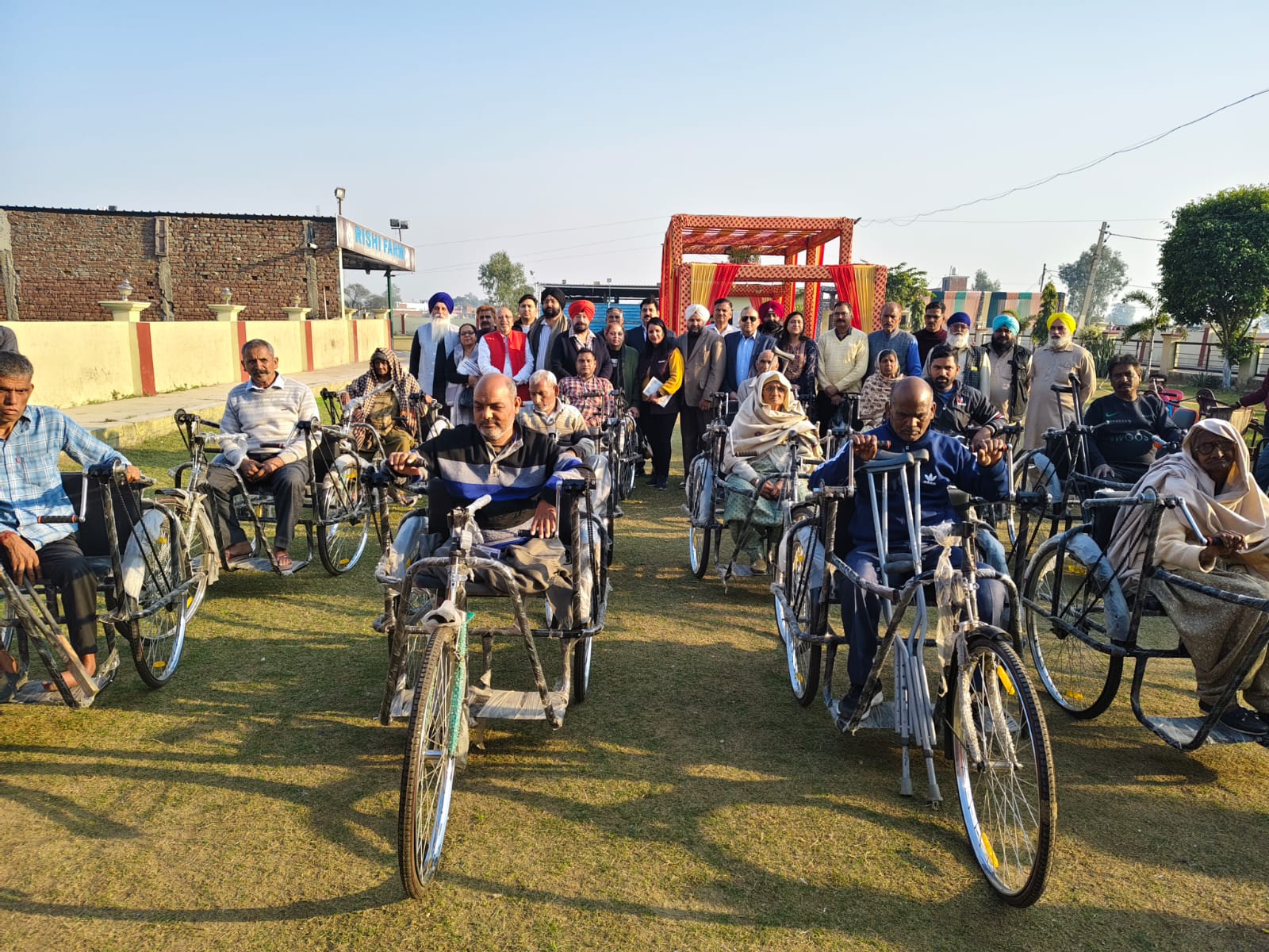 'डीडीसी सरबजीत सिंह के नेतृत्व में आयोजित कार्यक्रम में दिव्यांगों को ट्राइसाइकिल वितरित की गई'